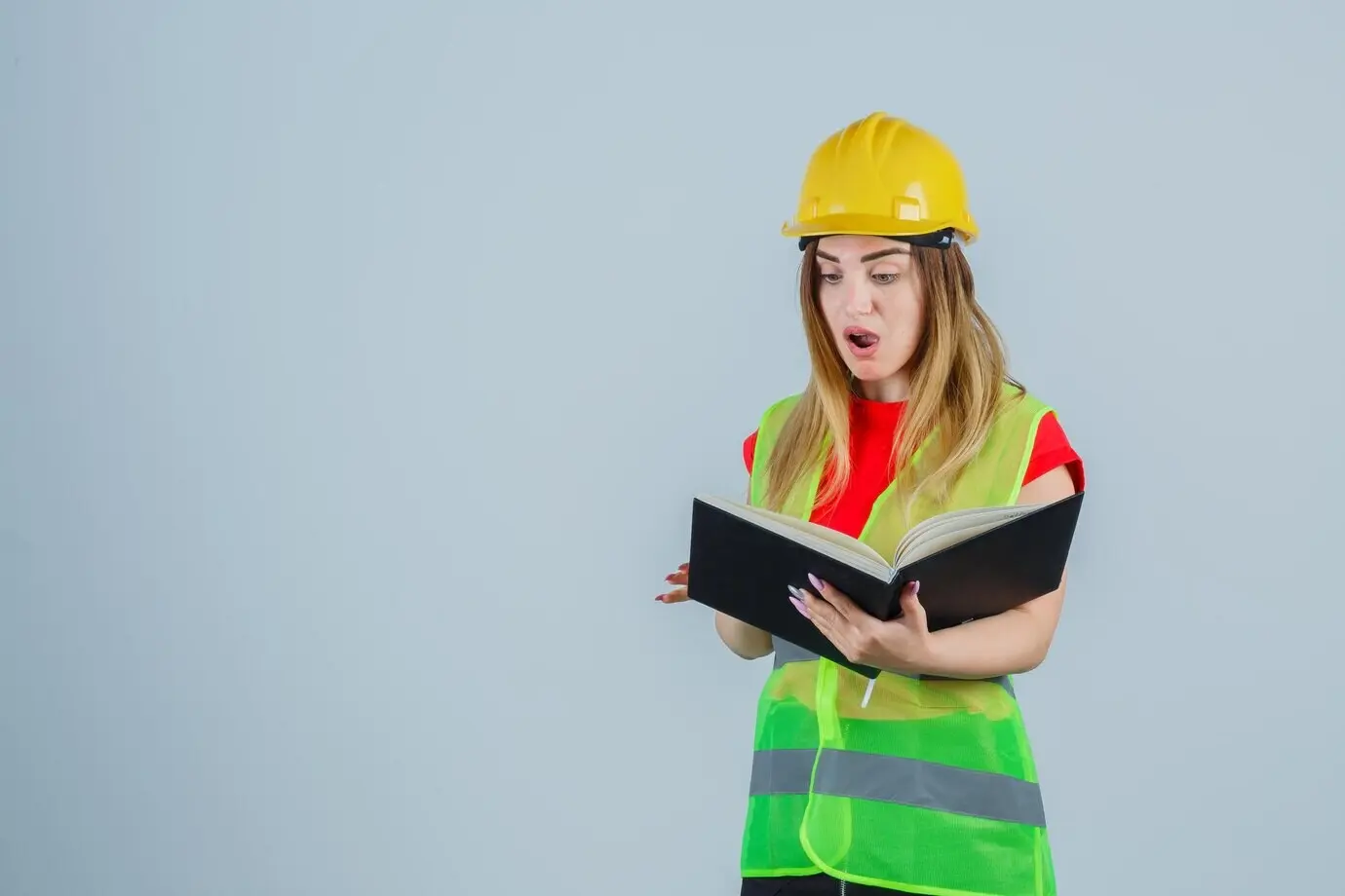 Выразительная молодая женщина позирует в студии.